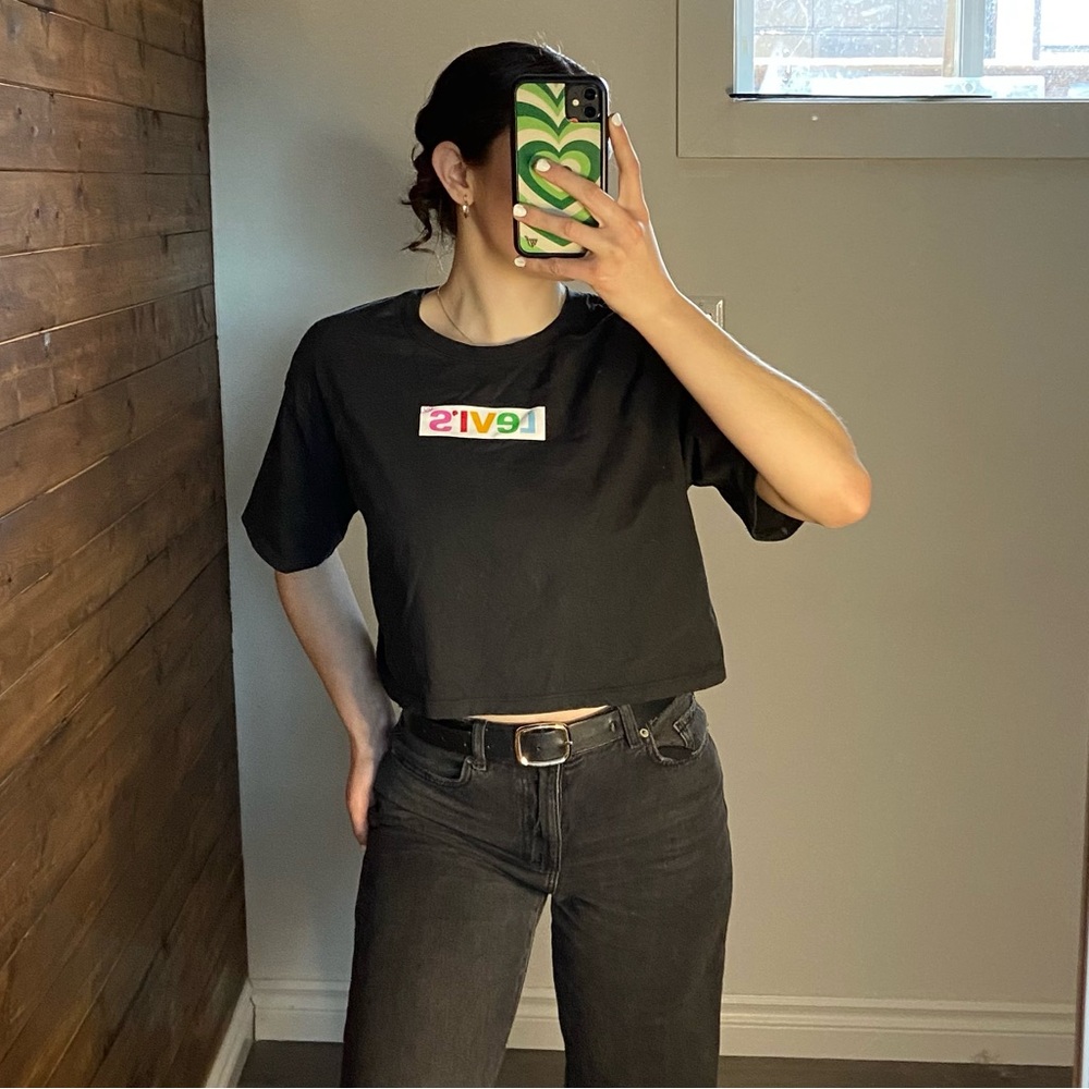 ✨Levi's Black Graphic Tee Cropped Top - Small✨
